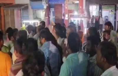 आंध्र प्रदेश में तेलुगु देशम पार्टी और YSRCP के कार्यकर्ताओं के बीच झड़प, एक-दूसरे पर फेंके पत्थर और बोतलें