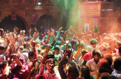 बांके बिहारी मंदिर में होली खेलने आने से पहले जान ये जरूरी बात, नहीं तो हो सकती है भारी परेशानी