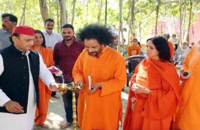 Prayagraj : स्वामी योगानंद की पुण्यतिथि पर क्रियायोग आश्रम पहुंचे अखिलेश, दीप जलाकर की आराधना