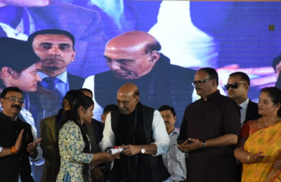 आठ हजार युवाओं को मिला जॉब ऑफर, रक्षामंत्री राजनाथ सिंह ने चयनित युवाओं को दिए सर्टिफिकेट