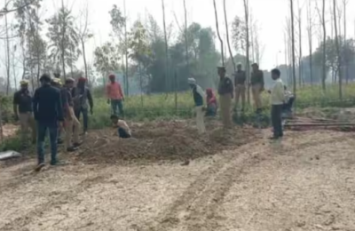 हरदोई में पुलिस की पिटाई से युवक की मौत, परिजनों के आरोप पर शव को कब्र से निकाला