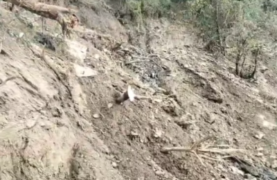 सड़क बनाने के लिए पहाड़ी काटने के दौरान भूस्खलन, मजदूरों ने भागकर बचाई जान, कई घरों में आई दरारें