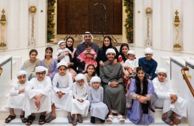  18 पोते-पोतियों के साथ यूएई के राष्ट्रपति ने खिंचवाई तस्वीर, गोद में नजर आ रही नन्हीं परी है सबसे खास