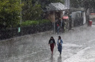 तमिलनाडु के कई हिस्सों में हुई झमाझम बारिश, पानी में डूबा थूथुकुडी शहर; जलभराव से सड़क पर चलना मुश्किल