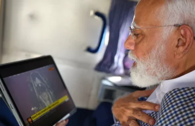 रामलला के सूर्य तिलक के समय PM मोदी कर रहे थे यह खास काम, जूते उतारकर देखा अद्भुत नजारा