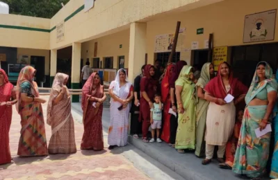 वोटिंग की पिच पर जमकर खेल रहीं महिलाएं, 80 साल की वृद्धा भी मतदान के लिए पहुंची