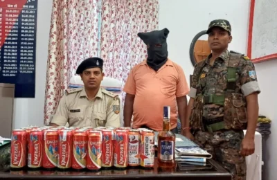  कपड़ा दुकान में चल रहा था अवैध शराब का काला खेल, पुलिस ने जब मारा छापा; तो सबके उड़ गए होश