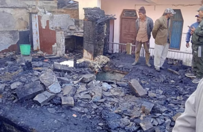 तीन मंजिला मकान में लगी भीषण आग, लपटे देख दंग रह गई कमरे में सो रही महिला, चीखती हुई बाहर दौड़ी