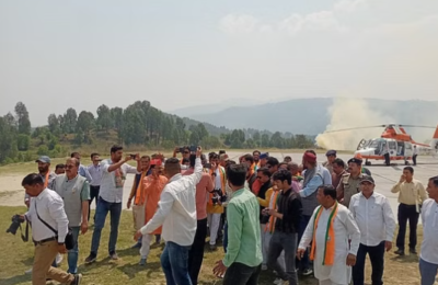 गरुड़ पहुंचे सीएम पुष्कर सिंह धामी, कार्यकर्ताओं ने फूल-माला पहनाकर किया भव्य स्वागत; जनसभा करेंगे