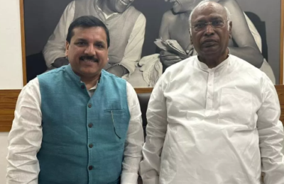 दिल्ली में राजनीतिक संकट के बीच मल्लिकार्जुन खरगे का आशीर्वाद लेने पहुंचे संजय सिंह, कहा- लोकतंत्र खतरे में