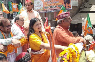 मेनका गांधी ने नामांकन से पहले सुलतानपुर में क‍िया रोड शो