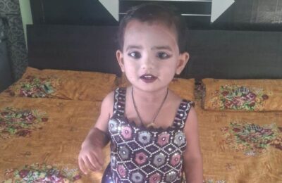 घर के बाहर खेल रही मासूम को स्‍कूल बस ने कुचला, मौके पर ही तोड़ा दम; चालक फरार