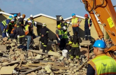 South Africa के जॉर्ज शहर में निर्माणाधीन इमारत ढही, पांच की मौत; मलबे में दबे दर्जनों श्रम‍िकों का रेस्‍क्यू जारी
