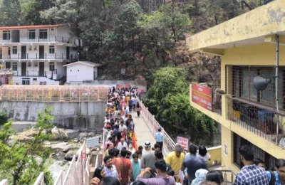 किस्मत बदलने वाले Baba Neem Karori के दर पर उमड़ा भक्तों का सैलाब, हाईवे तक लगी कतार