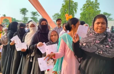 यूपी में छिटपुट घटनाओं के बीच दोपहर 1 बजे तक करीब 40 फीसदी मतदान