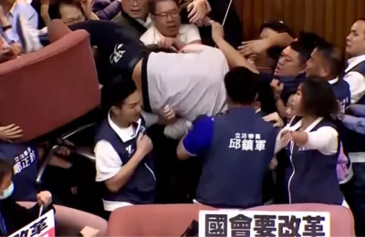 ताइवान की संसद में बहस के दौरान जबरदस्त विवाद, सांसदों ने एक दूसरे पर जमकर चलाए लात-घूंसे; VIDEO वायरल