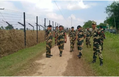 त्रिपुरा से सोने की तस्करी को बीएसएफ ने किया नाकाम, 4 गोल्ड के बिस्कुट और लाखों रुपये के साथ तस्कर गिरफ्तार