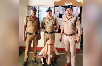 बाइक पर मांगी लिफ्ट… पुलिस को देख उतर कर भागा, पकड़े जाने पर ली गई तलाशी तो जेब से निकली ये चीज!