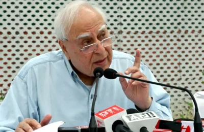  ‘आपका आचरण सही नहीं…’ सिब्बल की दलील पर क्यों भड़क गए जज? सुनवाई के दौरान हुई तीखी बहस