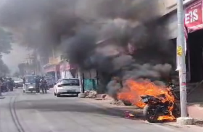 चलती बाइक अचानक बनी आग का गोला, युवक ने कूदकर बचाई जान, सड़क पर मची अफरा-तफरी 