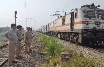 बदमाशों ने सिग्नल पर मिट्टी लगाकर रोकी दो ट्रेनें, लूट की कोशिश, विरोध करने पर किया पथराव