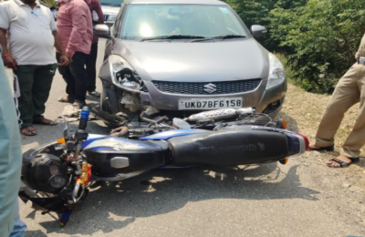 कार से भिड़ंत में बाइक के उड़े परखच्चे, दो युवक गंभीर घायल