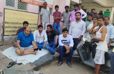 दो घंटे रही तड़पती… पूर्व विधायक की पोती का नहीं शुरू हुआ इलाज, डॉक्टरों की लापरवाही पर भड़के परिजन; धरना पर बैठे