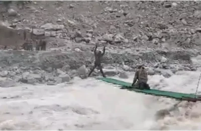उफनती नदी और जोखिम में जान…भारतीय सेना के जज्बे को सलाम; महज 48 घंटे में तैयार किया ब्रिज