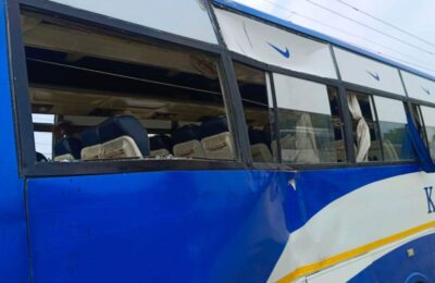 खिड़की के बाहर झांकना महिला को पड़ा भारी, एक झटके में ही सिर कटकर सड़क पर गिरा, यह देख लोगों की निकल गई चीख