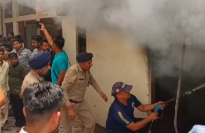 रुड़की में एक घर में लगी भीषण आग, अंदर फंसी दो महिलाओं की पुलिस ने बचाई जान