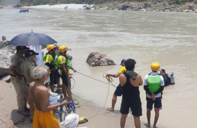 नहाते समय गंगा में बहा हरियाणा का किशोर, SDRF ने चलाया सर्च ऑपरेशन