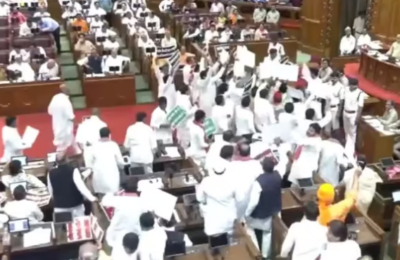 बाढ़-भ्रष्टाचार के मुद्दे पर सरकार को घेरा , यूपी में विधानसभा सत्र के पहले दिन व‍िपक्ष का हंगामा