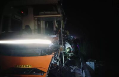 यूपी के अमेठी में भीषण हादसा, पूर्वांचल एक्सप्रेसवे पर अज्ञात वाहन से टकराई बस, पांच यात्रियों की मौत