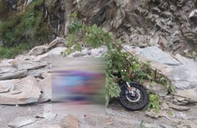 बद्रीनाथ धाम  के दर्शन कर लौट रहे  हैदराबाद के तीर्थयात्रियों की बाइक पर पहाड़ से गिरी चट्टान, दो की दर्दनाक मौत