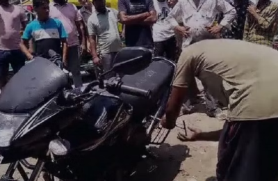 बाइक में सांप को देख सबके उड़े होश, सीट के नीचे छिपा था…फिर बीच सड़क ऐसे किया गया रेस्क्यू