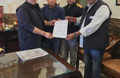 किच्छा: भूपेंद्र कुमार उर्फ बंटी पपनेजा ने की नगर पालिका अध्यक्ष पद की दावेदारी आवेदन पत्र सौंप कर की