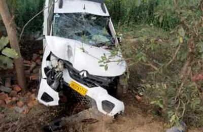 महाकुंभ स्नान से लौट रहे पिता-पुत्र की सड़क हादसे में मौत, 4 घायल