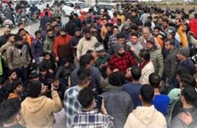 देहरादूनः गोवंश के अवशेष मिलने पर हिन्दू संगठन के लोगों में भारी आक्रोश