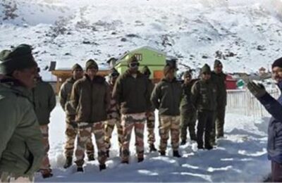 रुद्रप्रयाग: केदारनाथ धाम ने बर्फ की सफेद चादर ओढ़ ली, जिलाधिकारी एवं एसपी ने किया निरीक्षण