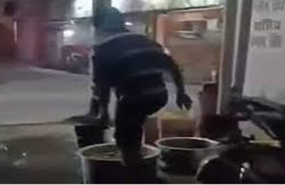 हल्द्वानी: खाद्य सुरक्षा विभाग ने मारा छापा; रेस्टोरेंट में पैर से धोए जा रहे थे समोसे के आलू