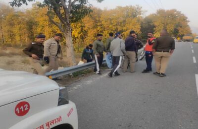 पुल की रेलिंग से टकराई तेज रफ्तार बाइक, एक युवक की मौत, दूसरा घायल