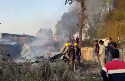 लालकुआं: बस्ती में लगी भीषण आग, मजदूरों की झोपड़ियां जलकर राख जबकि दो दुकान आग की चपेट में आ गई