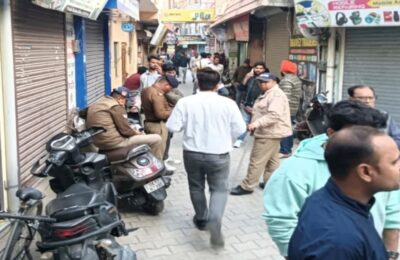 रुड़की में बिक रहा था एप्पल का नकली एसेसरीज, कंपनी के अधिकारियों ने की छापेमारी