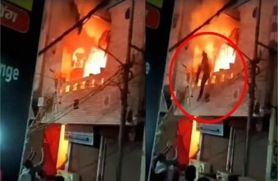 दिल्ली: के नांगलोई इलाके में गैस लिंक से भीषण आग लगते ही जान बचाने दूसरी मंजिल से कूदा शख्स