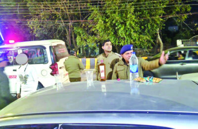 हल्द्वानीः सार्वजनिक स्थानों पर नियमों का मखौल उड़ाते, कार के ऊपर बार, पुलिस ने किया गिरफ्तार