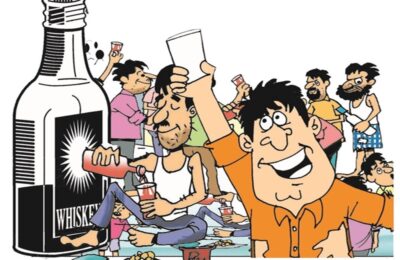 हरिद्वार: के गंगा घाटों पर श्रद्धालु जहां आस्था की डुबकी लगाते, वहीं कुछ लोग गंगा घाटों पर शराब का सेवन कर माहौल खराब करते दिखाई दिए