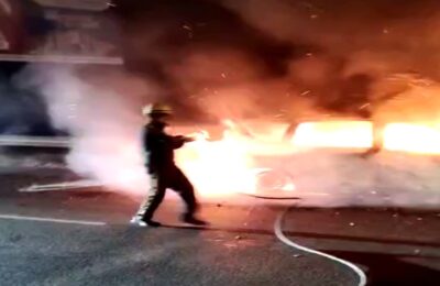 रुड़की: हाईवे पर चलती कार में लगी आग, यात्रियों ने बमुश्किल कूद कर बचाई अपनी जान