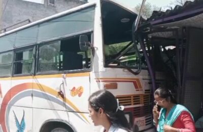 रुड़की: ड्राइवर को अचानक चक्कर आने पर, बस बेकाबू होकर डेंटल क्लीनिक में घुसी