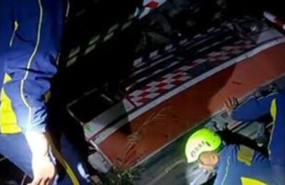 टिहरी: अनियंत्रित होकर गहरी खाई में गिरा ट्रक, चालक की मौत जबकि 2 अन्य घायल