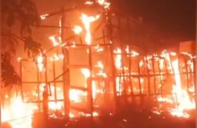 मुर्गी फार्म में लगी भीषण आग, जिंदा जले 1700 चूजे